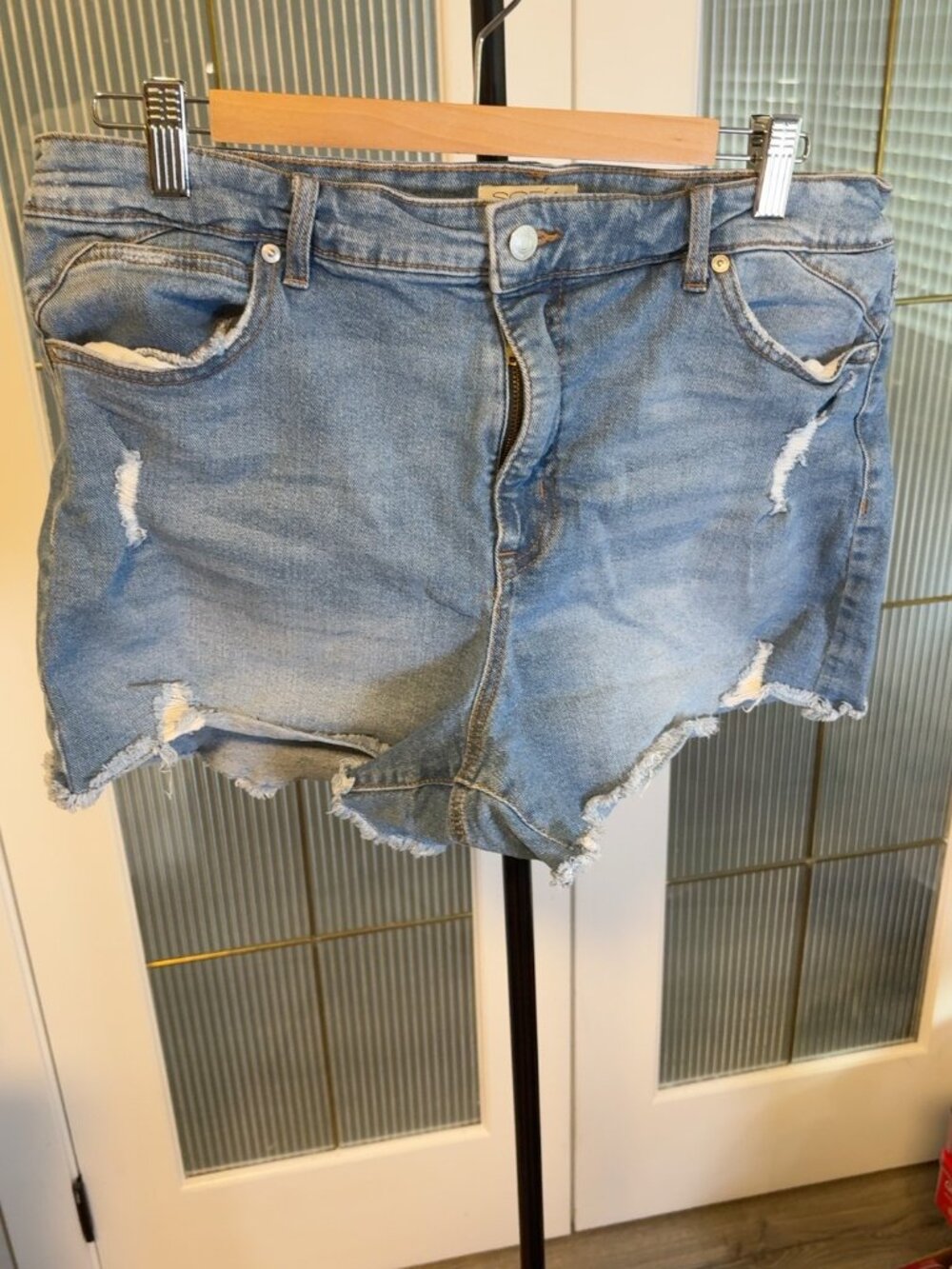 Sofia Jeans by Sofia Vergara Charlotte Distressed Denim Shorts Size 14